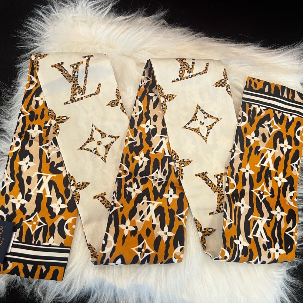Louis Vuitton Silk Monogram Jungle
Bandeau (Rare)